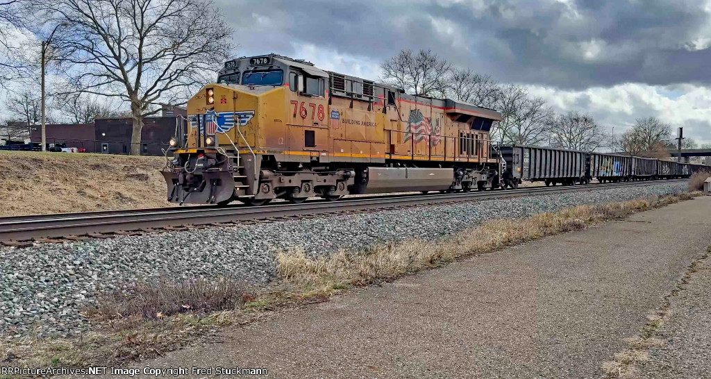 UP 7678 leads B520.